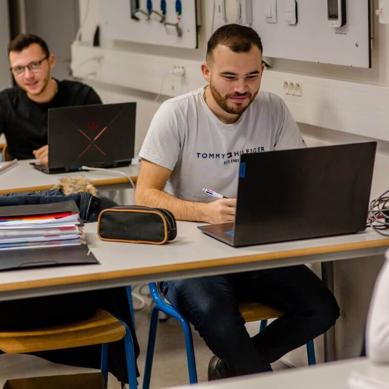 étudiant sur un ordinateur